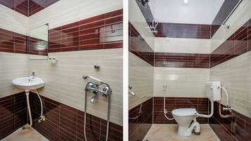 Deluxe Double or Twin Room, 1 King Bed | Bathroom | Free toiletries, towels