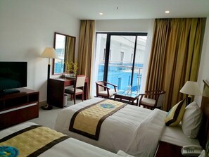 Minibar, in-room safe, desk, bed sheets - Relax Ha Long Hotel (Ha Long)