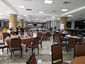 Breakfast, lunch, dinner served; local and international cuisine  - Relax Ha Long Hotel (Ha Long)