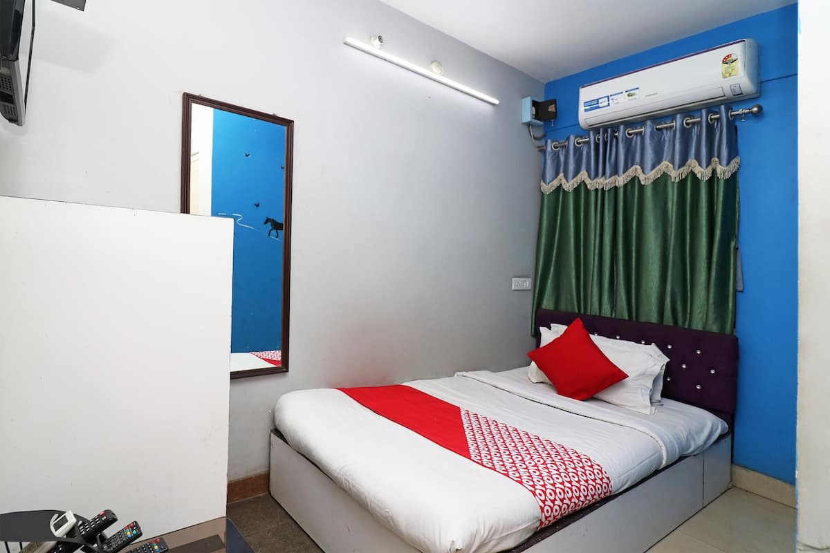 Standard Single Room | Laptop workspace, bed sheets