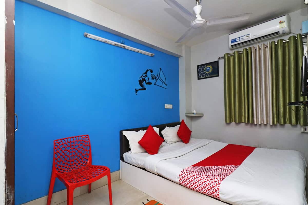 Basic Double Room | Laptop workspace, bed sheets