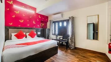 Basic Double Room | Laptop workspace, bed sheets