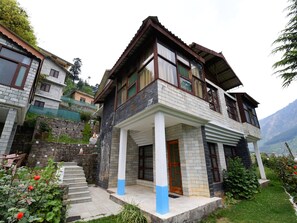 Front of property - OYO Home 15642 Luxurious 2BHK (Manali)