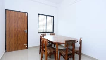 Standard Room | In-room dining
