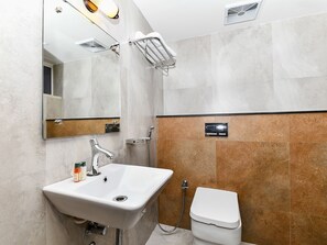 Standard Room | Bathroom | Free toiletries, towels