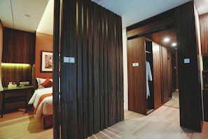 Suite Deluxe | Minibar, coffres-forts dans les chambres, bureau