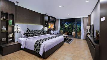 1 kamar tidur, minibar, brankas, dan meja kerja