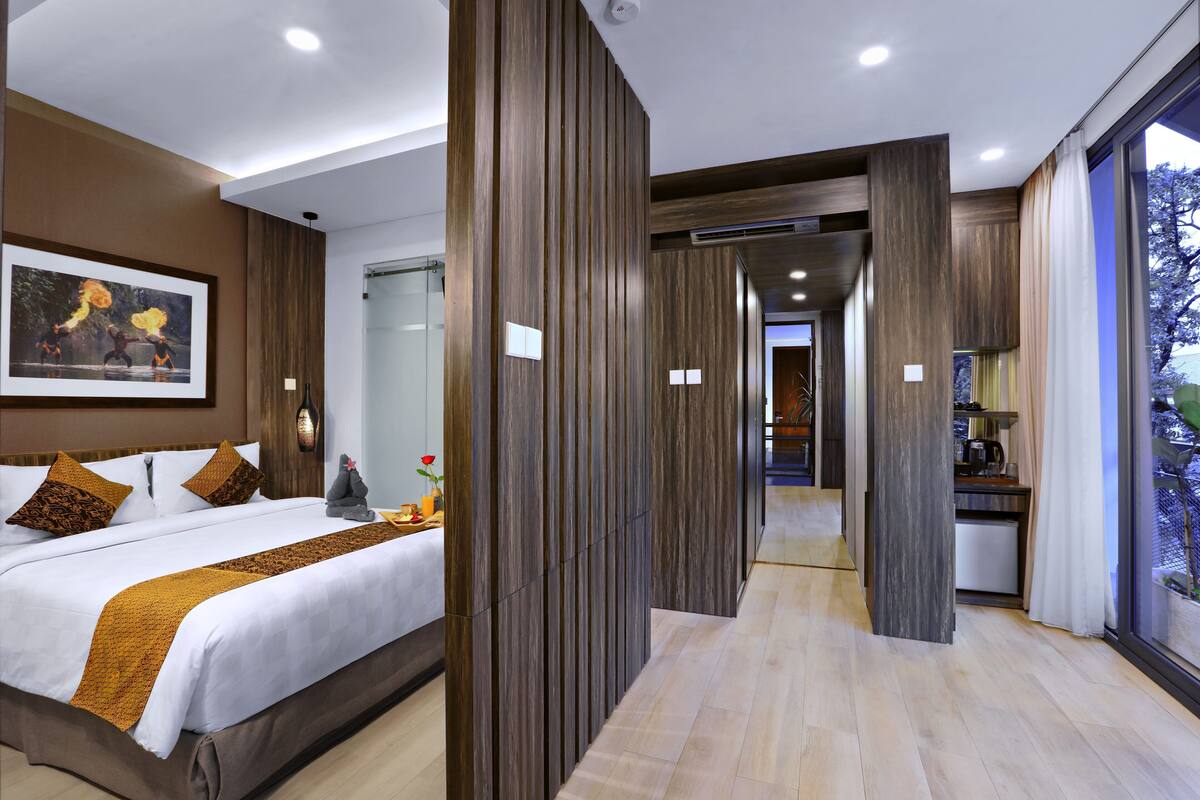 Deluxe Suite | Minibar, in-room safe, desk