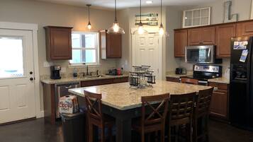 Køleskab, mikrobølgeovn, ovn, kogeplade