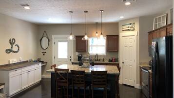 Køleskab, mikrobølgeovn, ovn, kogeplade