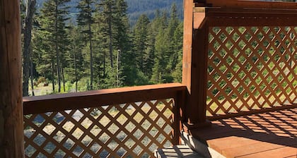 Beautiful Mountain Top Cabin with amazing views and private peaceful setting!