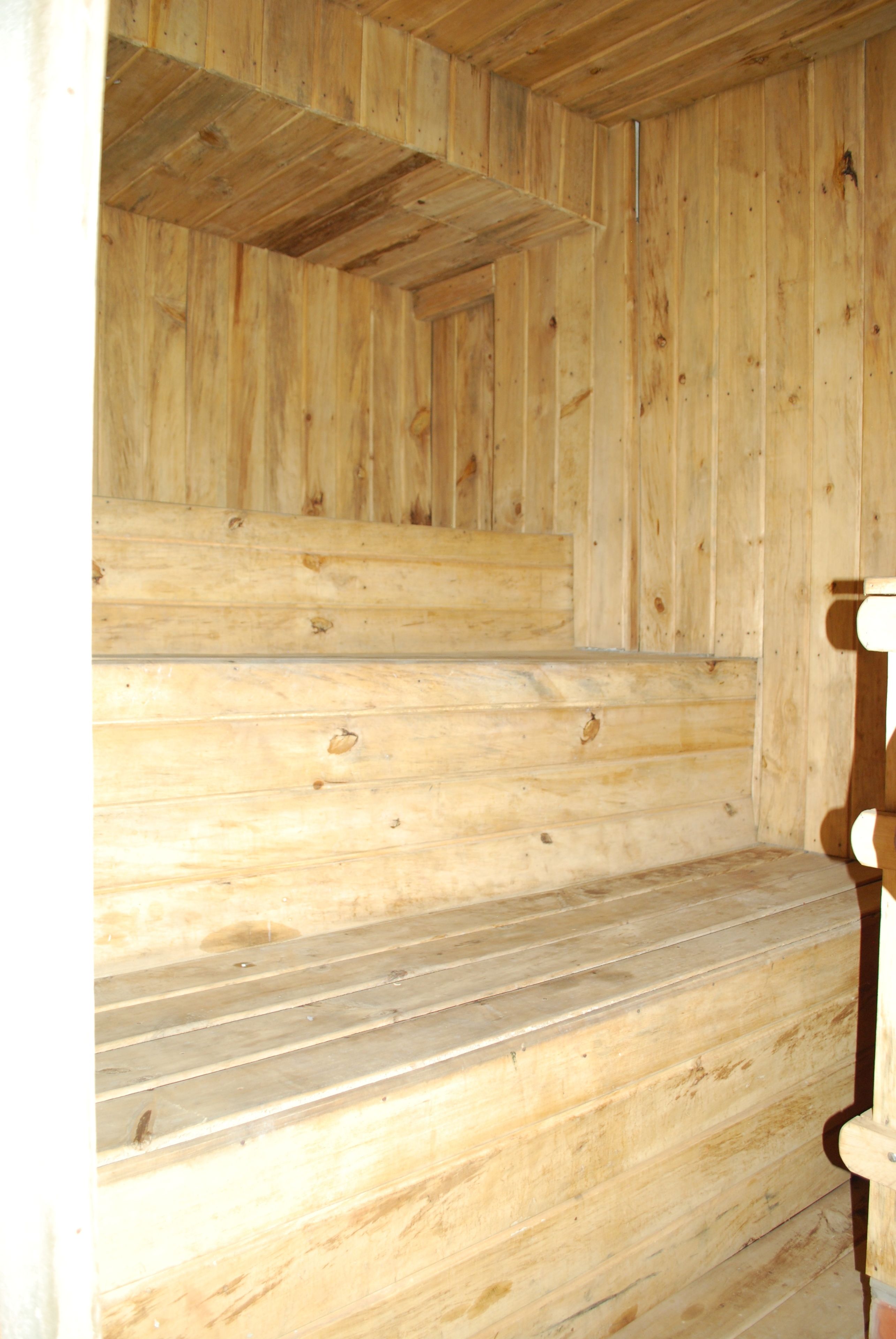 Een houten trap met een eenvoudig ontwerp, die naar een hoger gelegen verdieping leidt.