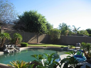 Una piscina al aire libre, una piscina climatizada
