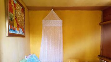 2 chambres, coffres-forts dans les chambres, draps fournis