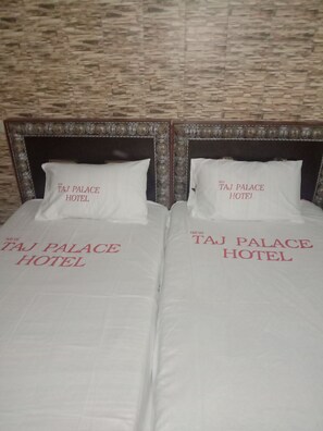 Quarto casal básico | Roupas de cama premium, quartos à prova de som, Wi-Fi de cortesia