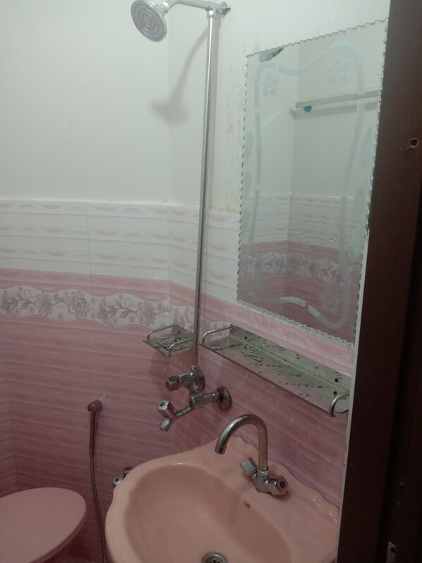 Deluxe Single Room | Bathroom | Shower, slippers, towels - New Taj Palace Hotel (Lahore)