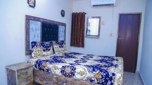 Premium bedding, soundproofing, WiFi (free), bed sheets - New Taj Palace Hotel (Lahore)