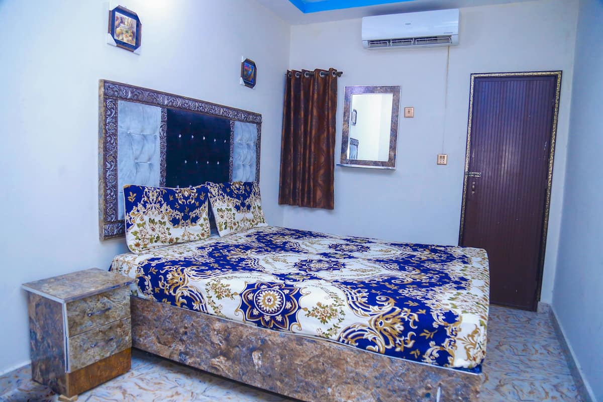 Premium bedding, soundproofing, free WiFi, bed sheets