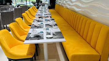 每日供應歐陸早餐 (每人 AED30)