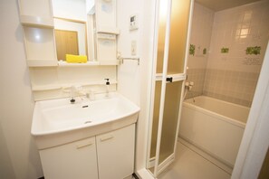 Apartemen (305) | Kamar mandi | Bathtub dan shower terpisah, perlengkapan mandi gratis,  dan sandal