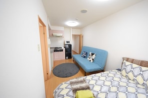1 bedroom, desk, blackout drapes, soundproofing