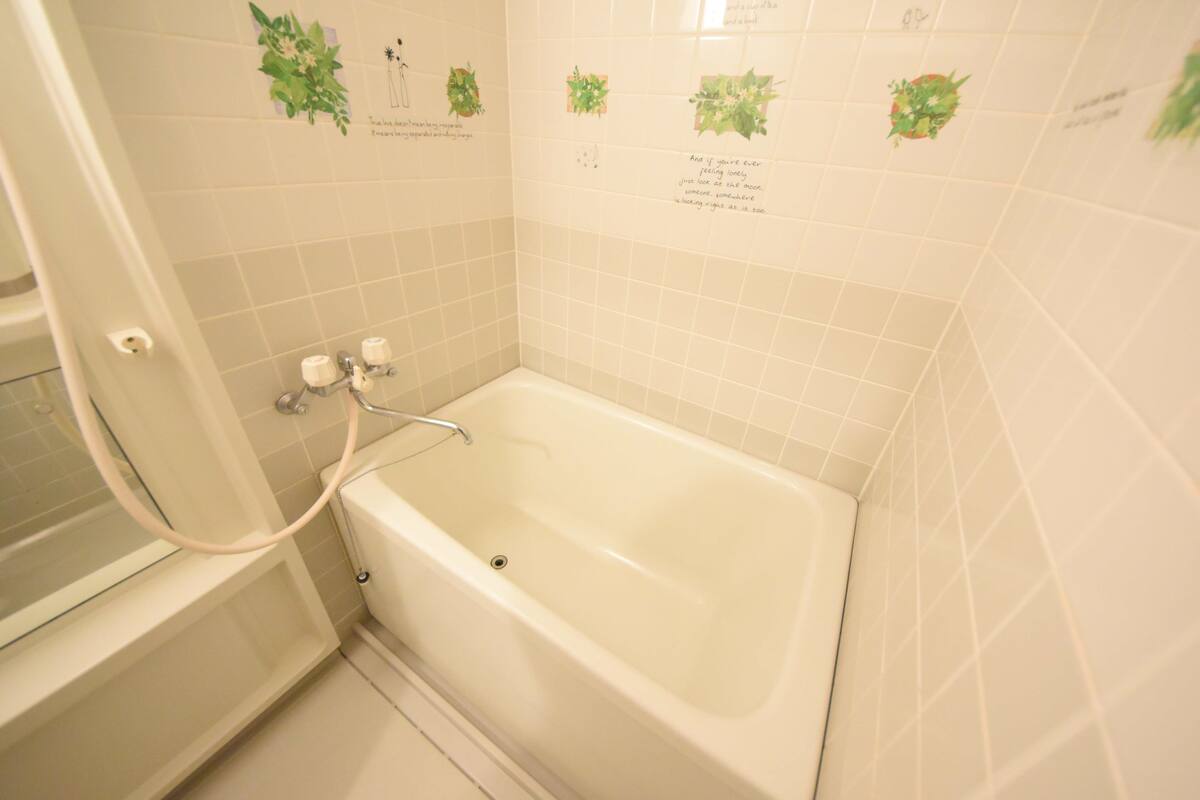 Badewanne und Dusche (separat), kostenlose Toilettenartikel, Hausschuhe