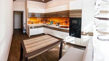Exclusive-Apartment, 1 King-Bett und Schlafsofa, Nichtraucher, Stadtblick | Eigene Küche | Großer Kühlschrank, Mikrowelle, Ofen, Herdplatte