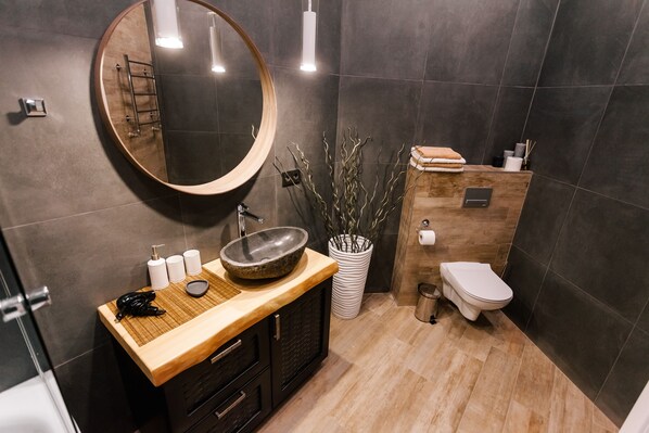 Design-Apartment | Badezimmer | Kostenlose Toilettenartikel, Haartrockner, Hausschuhe