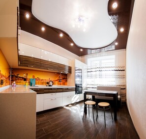 Exclusive-Apartment, 1 King-Bett und Schlafsofa, Nichtraucher, Stadtblick | Eigene Küche | Großer Kühlschrank, Mikrowelle, Ofen, Herdplatte