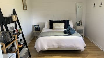 1 bedroom, desk, free WiFi, bed sheets