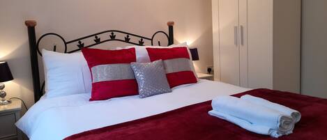 1 makuuhuone, työpöytä, silitysrauta/-lauta, Wi-Fi