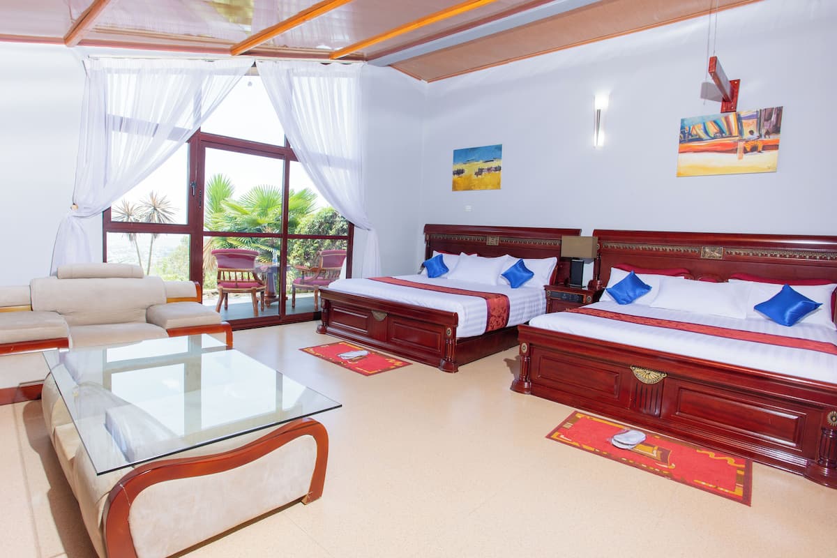 Habitación familiar | Caja fuerte, escritorio, wifi gratis y ropa de cama