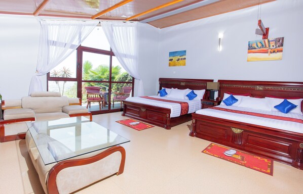 Habitación familiar | Caja fuerte, escritorio, wifi gratis y ropa de cama