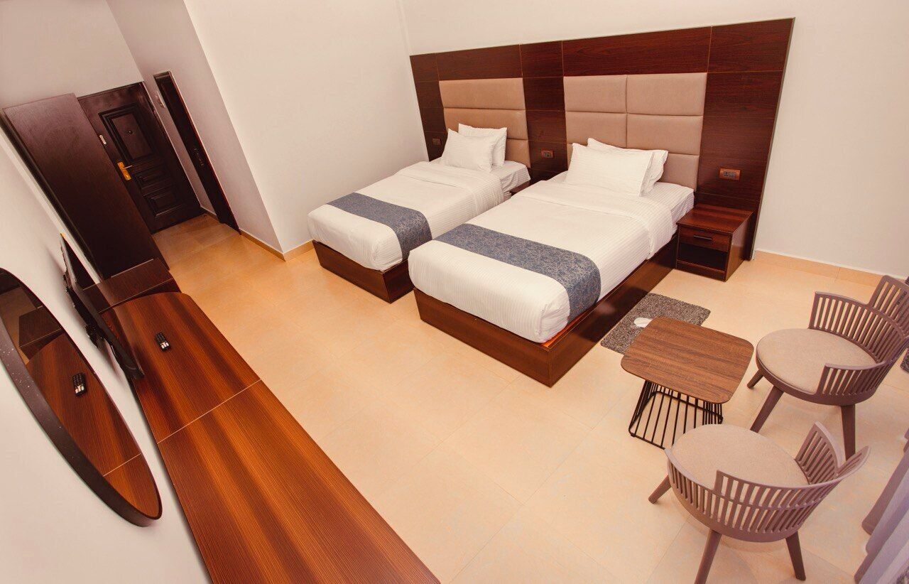 Chambre avec lits jumeaux | Coffres-forts dans les chambres, bureau, Wi-Fi gratuit, draps fournis