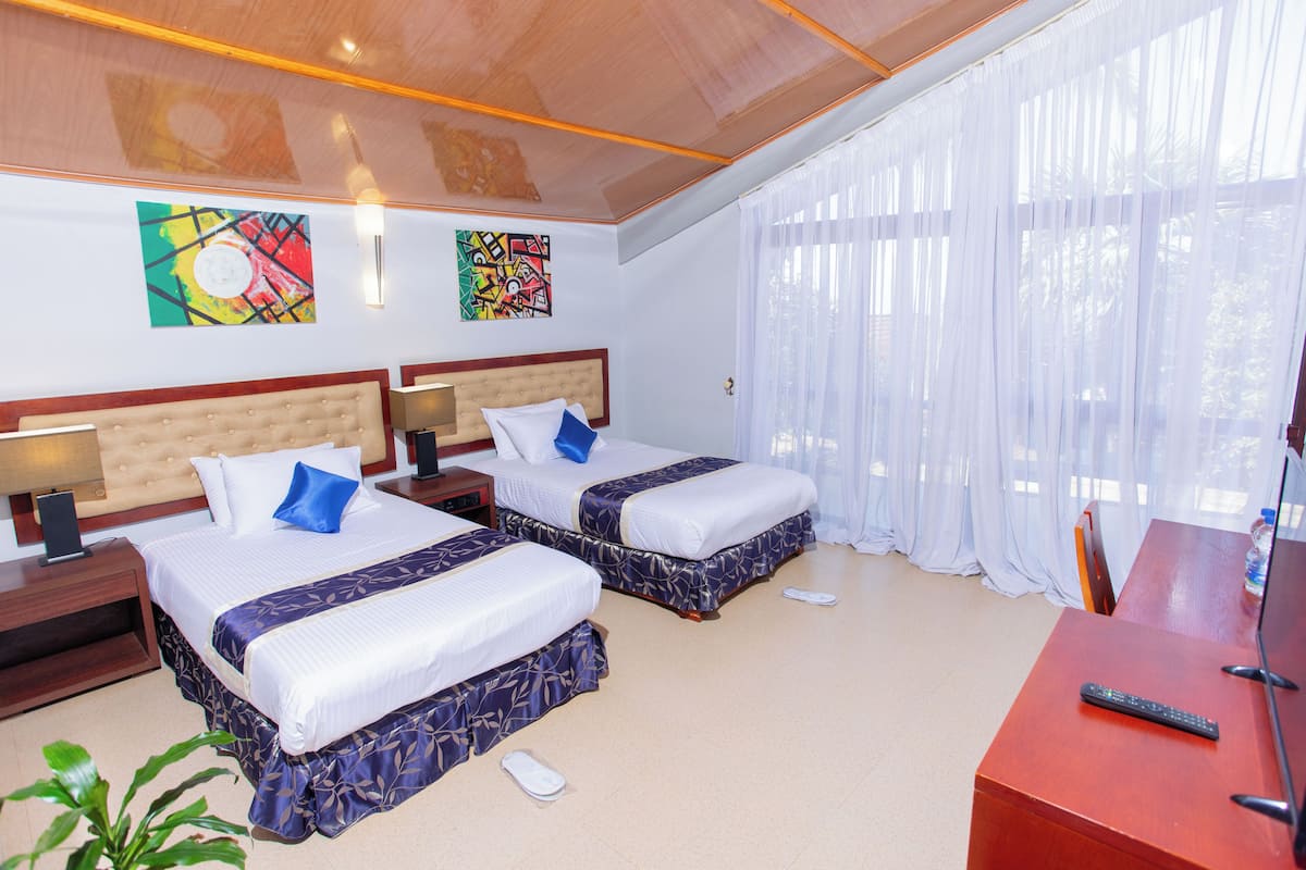 Habitación con 2 camas individuales | Caja fuerte, escritorio, wifi gratis y ropa de cama