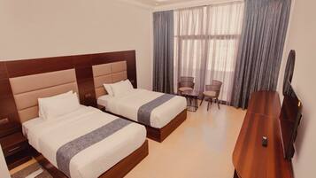 Camera con 2 letti singoli | Una cassaforte in camera, una scrivania, Wi-Fi gratuito, lenzuola