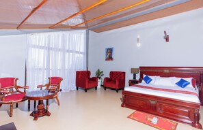 Habitación Deluxe doble | Caja fuerte, escritorio, wifi gratis y ropa de cama