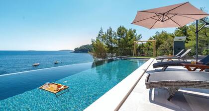 Lovely home in Karbuni with sauna
