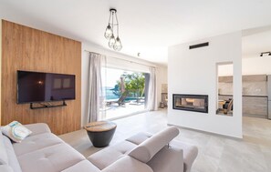 Smart TV, fireplace, table football, stereo