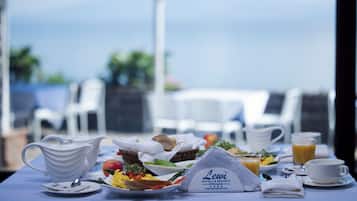 5 restaurants, breakfast served