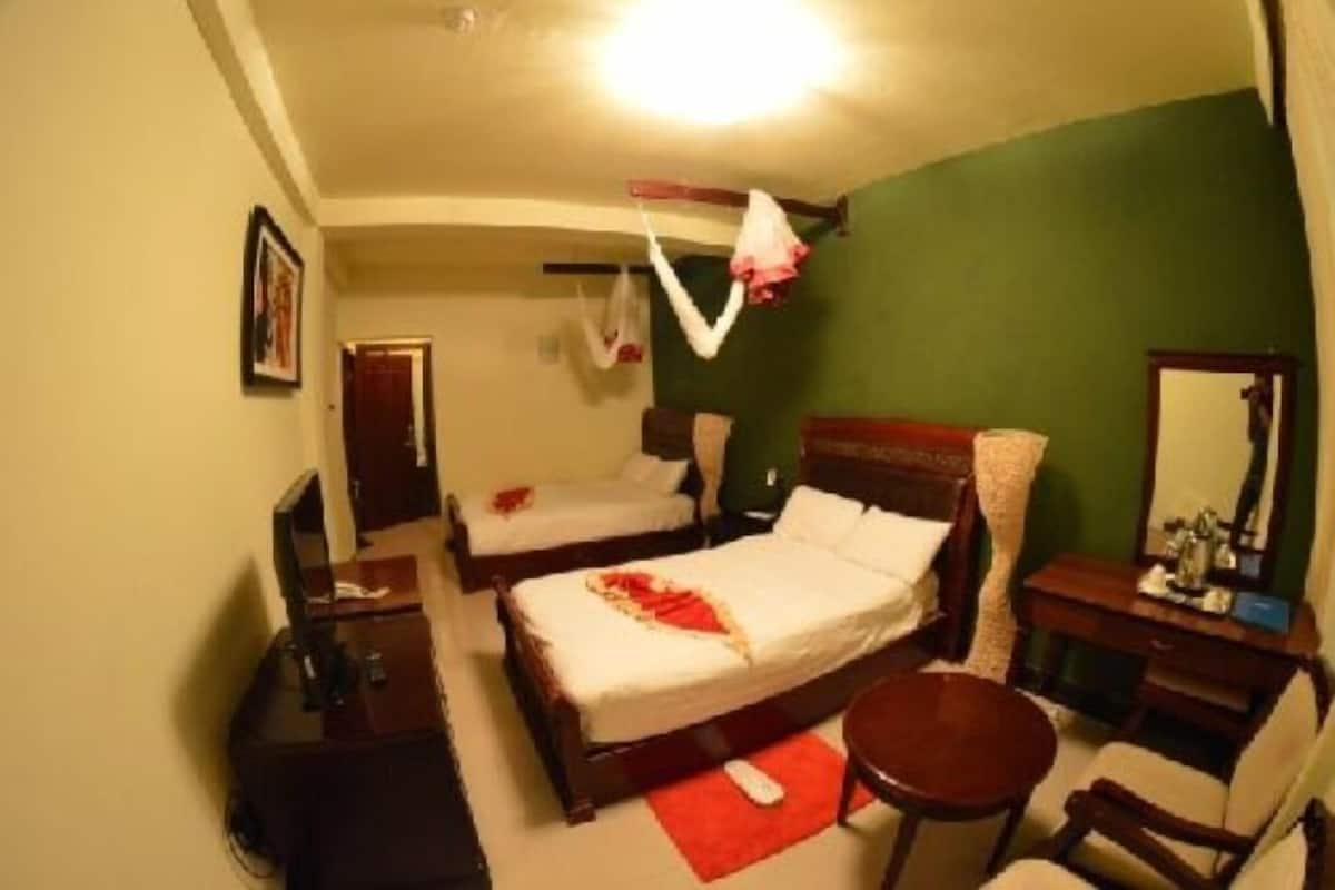 1 habitación, escritorio y espacio para trabajar con laptop