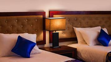 Phòng 2 giường đơn Tiêu chuẩn | Bàn, khu vực làm việc phù hợp cho laptop, màn/rèm cản sáng