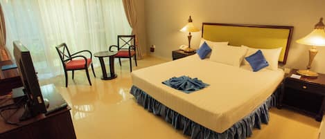 Deluxe Double Room, Lake View | Desk, laptop workspace, blackout drapes, free WiFi