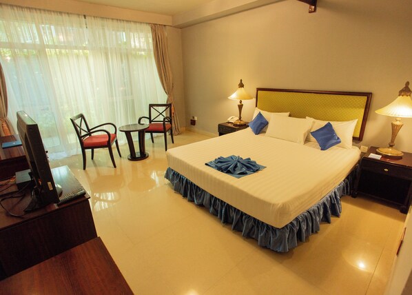 Escritorio, espacio para trabajar con laptop y cortinas blackout 