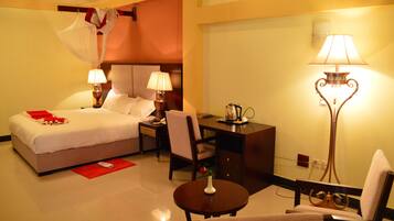 1 غرفة نوم ومكتب ومساحة عمل للكمبيوتر المحمول وستائر تعتيم