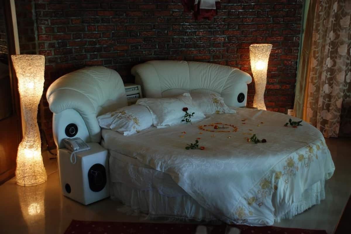 Két bảo mật tại phòng, trang trí khác biệt, bàn