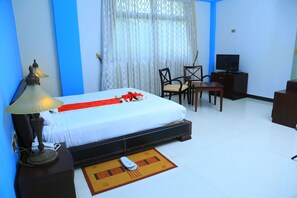 Business Suite, 1 Large Single Bed, Smoking, City View