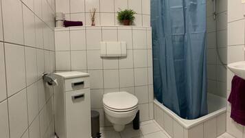 Apartemen Standar, Bebas Asap Rokok | Kamar mandi | Shower dan handuk