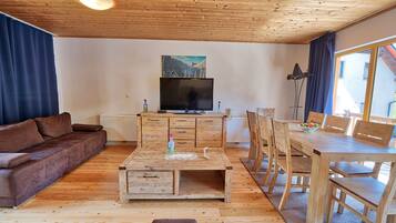 Casa Elite, vista montagna | Area soggiorno | TV a schermo piatto