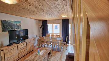 Elite House, Mountain View | Living area | Flat-screen TV